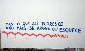 Imagem 1º Aniversário Associação "Renovar Mouraria" e apresentação do Centro Mário Dionísio à População onde se lê: Mas o que ali floresce jamais se apaga ou esquece, versos de Mário Dionísio